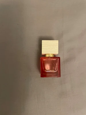 Rituals parfym i rosa flaska - Trendig parfym från Rituals i en snygg rosa flaska med trälock. Perfekt för dig som vill sticka ut med en stilren accessoar på hyllan. Endast testad en gång. 