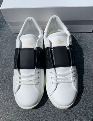 Valentino Garavani vita sneakers - Säljer nu dessa snygga oanvända vita sneakers från Valentino Garavani i storlek 43! Levereras med originalkartong, påse med följer. Vid intresse bara att höra av sig! 