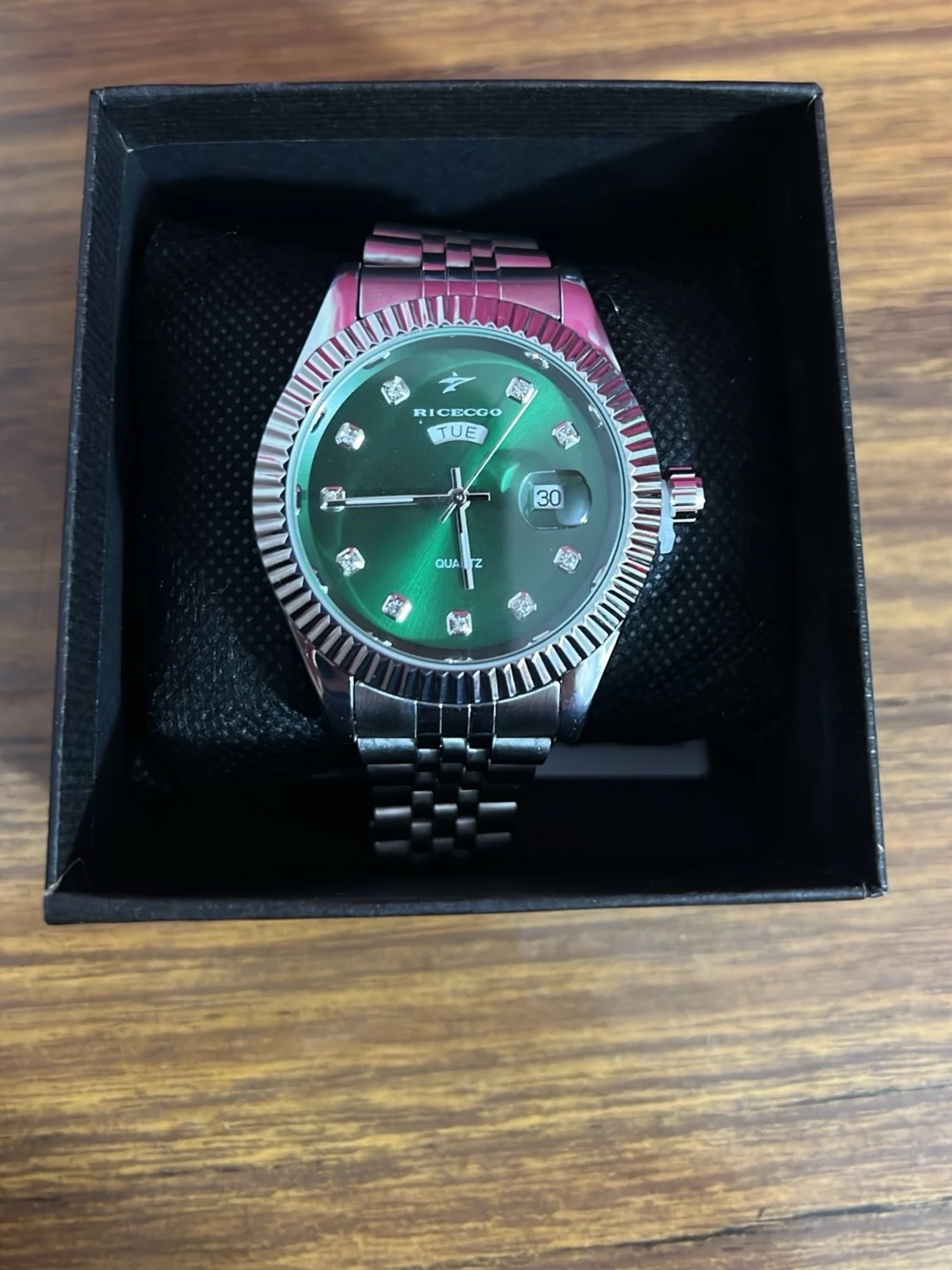 Silver klocka med grön urtavla