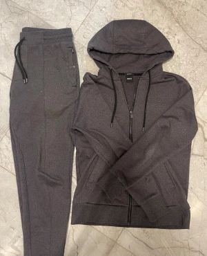 BOSS set äkta  - Hej säljer ett Hugo boss set som är i nyskick sälj pga liten i storlek för mig, kofta i storlek S men passar M och byxorna är i storlek M men passar S