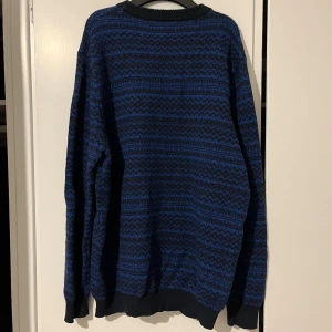  stickad tröja Hampton Republic - Säljer en mönstrad blå och svart stickad tröja från Hampton Republic i storlek L. Zigzag och rändiga mönster & rund halsringning. Ordinariepris 400>> Endast använd fåtal gånger.