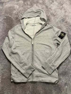 Stone island sällsynt zip - Säljer en sällsynt Stone Island zip hoodie i grå färg, storlek M. Det är oklart när just denna hoodie producerades då jag inte hittar någon info online. Den är äkta, sparsamt använd och i gott skick. Hoodien är riktigt snygg och passar även bra för storlek S. Passa på att få en unik och stilren hoodie! Hör av dig vid intresse eller frågor.😊