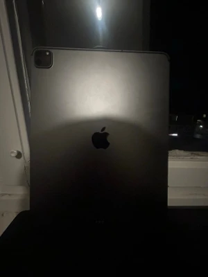 iPad Pro 12,9 inch 256gb 4th gen  garanti kvar! - Snygg och kraftfull iPad Pro med stor skärm och dubbla bakre kameror. Enheten är i gott skick utan synliga repor eller skador. Perfekt för arbete, studier eller underhållning. Skärmen är ljusstark och fungerar utmärkt.