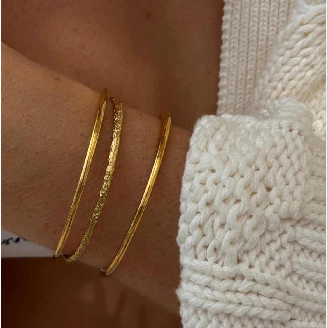 Texturerad bangle bracelet från Muli Collection  - 2