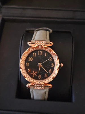 Klocka  - Jättefin klocka, aldrig använt 