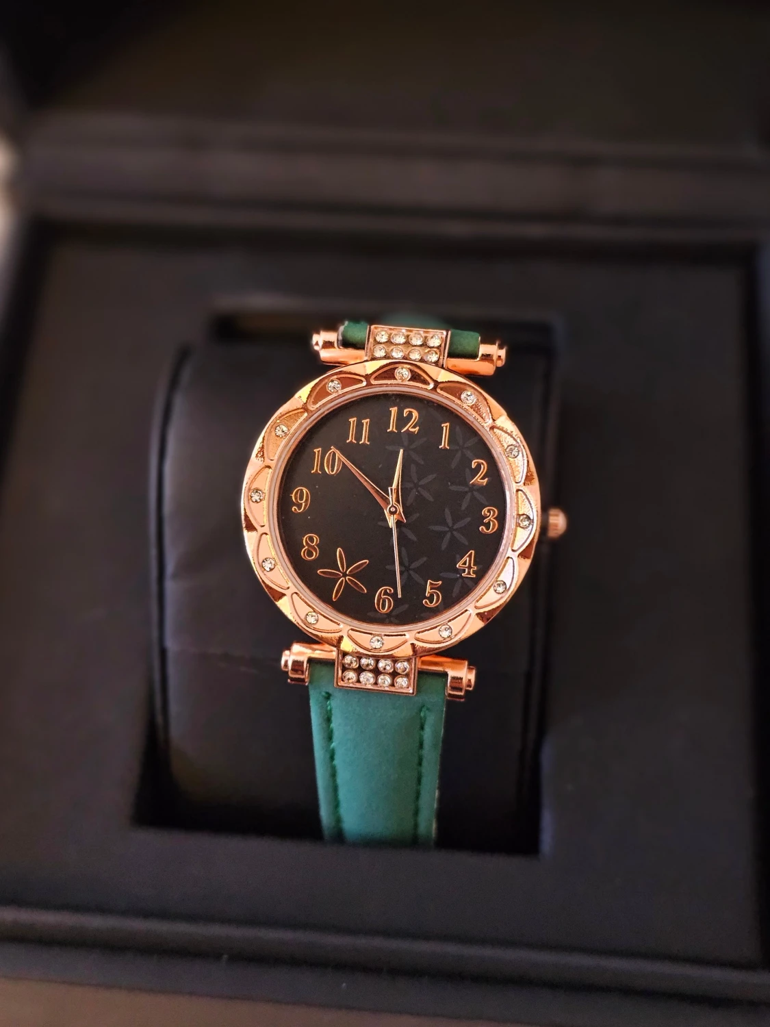 Grön klocka med roséguld och strass - 1