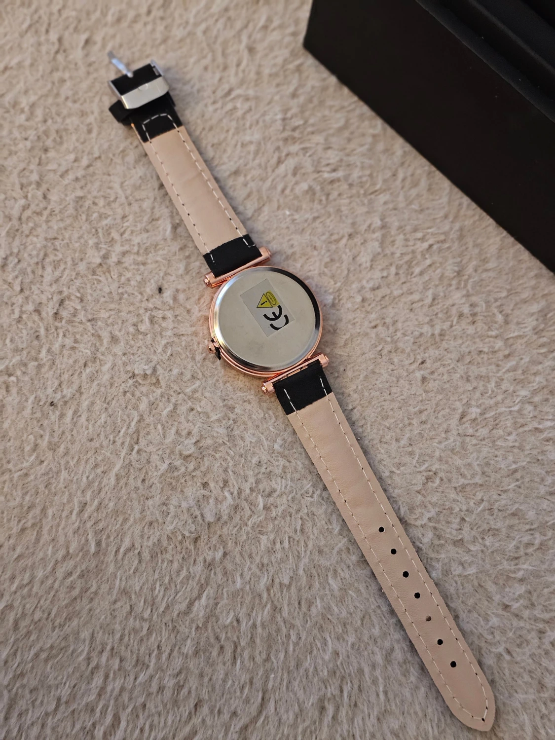 Svart och guld klocka med blommönster - 3