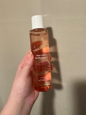 Clear Canvas Clarifying Toner från Hickap - Clear Canvas Clarifying Toner från Hickap är en rosa toner i genomskinlig plastflaska med vit skruvkork. 100% vegansk och passar normal, oljig och kombinerad hud. Perfekt för att fräscha upp huden innan smink eller hudvård.