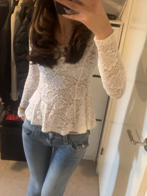  spets topp  - vit långärmad spetstopp från H&M