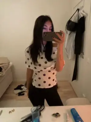 Säljer en vit blus med stora svarta prickar och offshoulder-modell från Gina.  Toppen har korta ärmar och en lös passform som ger en avslappnad men trendig look. Perfekt för dig som gillar att sticka ut med mönster och vill ha något lekfullt i garderoben.