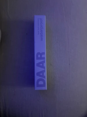 DAAR waterproof mascara - Vattenfast mascara från DAAR med stilren, ljuslila förpackning och matchande tub. Perfekt för att ge fransarna extra volym och längd utan att smeta. Tuben har en modern, fyrkantig form och är enkel att ta med i väskan. 