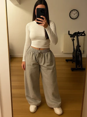 Gråa sköna wide mjukisbyxor med snörning - Säljer ett par gråa mjukisbyxor med bred passform och snörning i midjan. Paret har använts i enstaka tillfällen. Billigare än hemsidan 