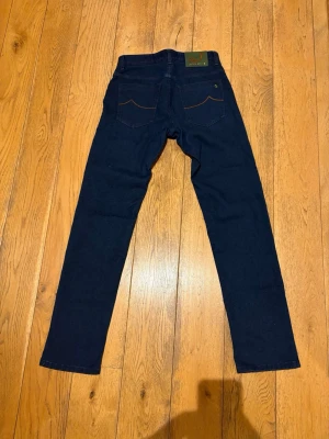 Jacob Cohën jeans - Säljer ett par fel fria Jacob Cohën jeans i nyskick. Jeansen är riktigt fräscha, till och med insidan är i nyskick. De är i storlek W31 och runt L32, L33. Hör av er vid frågor. 