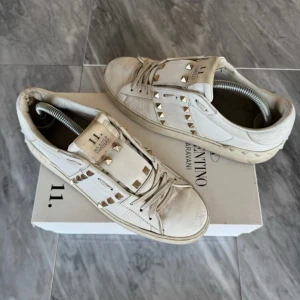 Valentino Rockstud skor  - Valentino Open - Skick: Fint skick - Tillbehör: Valentino kort - Nypris: 6000kr - TrendWardrobe