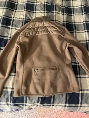 PJ cardigan  - Jag säljer nu min PJ cardigan just för att jag knappast använder den längre, den har använts några gånger men märks inte alls på den. Köpt hos johnells. Skriv för mer frågor eller bilder 💕