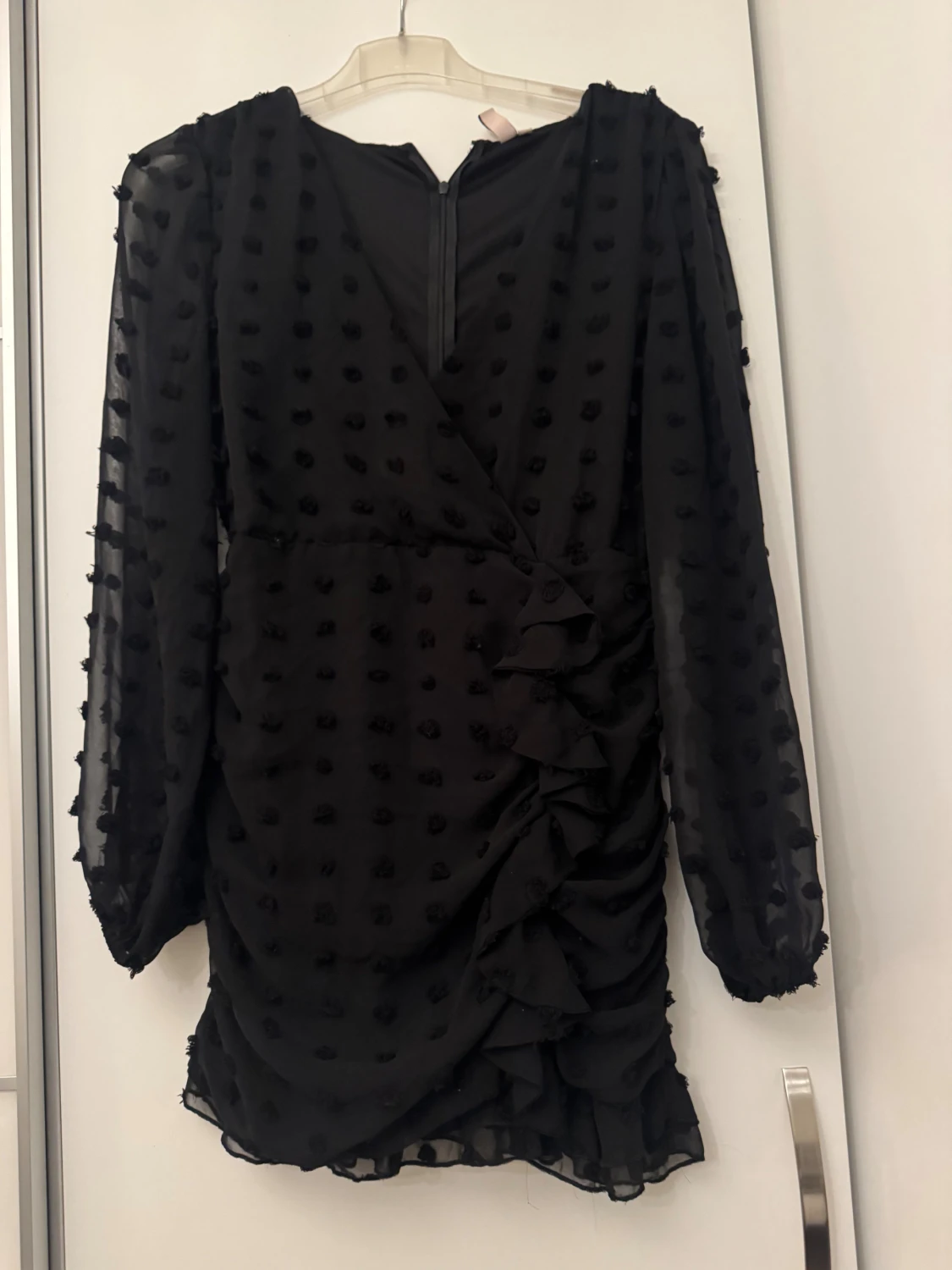 Svart prickig omlottklänning Nelly