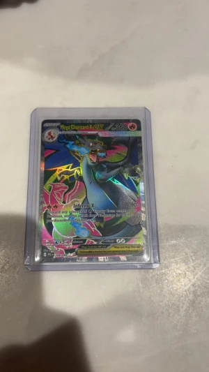Mega Charizard X Ex - Orört kort. Pokémon expert har tagit en titt på kortet. Minst PSA 9. Kortet ifrån: Ett Phantasmal Flames set. 