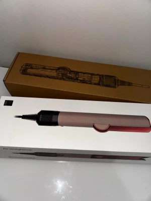 Hårfön plattar med luft  - Helt ny hårfön dom plattar håret genom att blåsa luft, går att anvönda på tort och blött blött hår. 