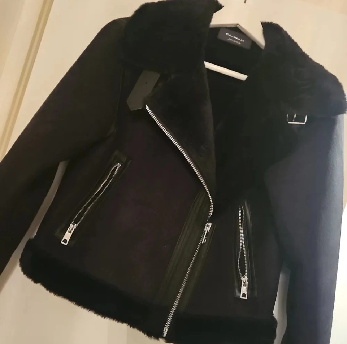 Svart pälsjacka från Pull&Bear