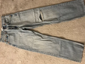 Jeans Zara 34 slitning  - Säljer dessa ljusblå jeans från Zara aldrig använda! En slitning på höger ben