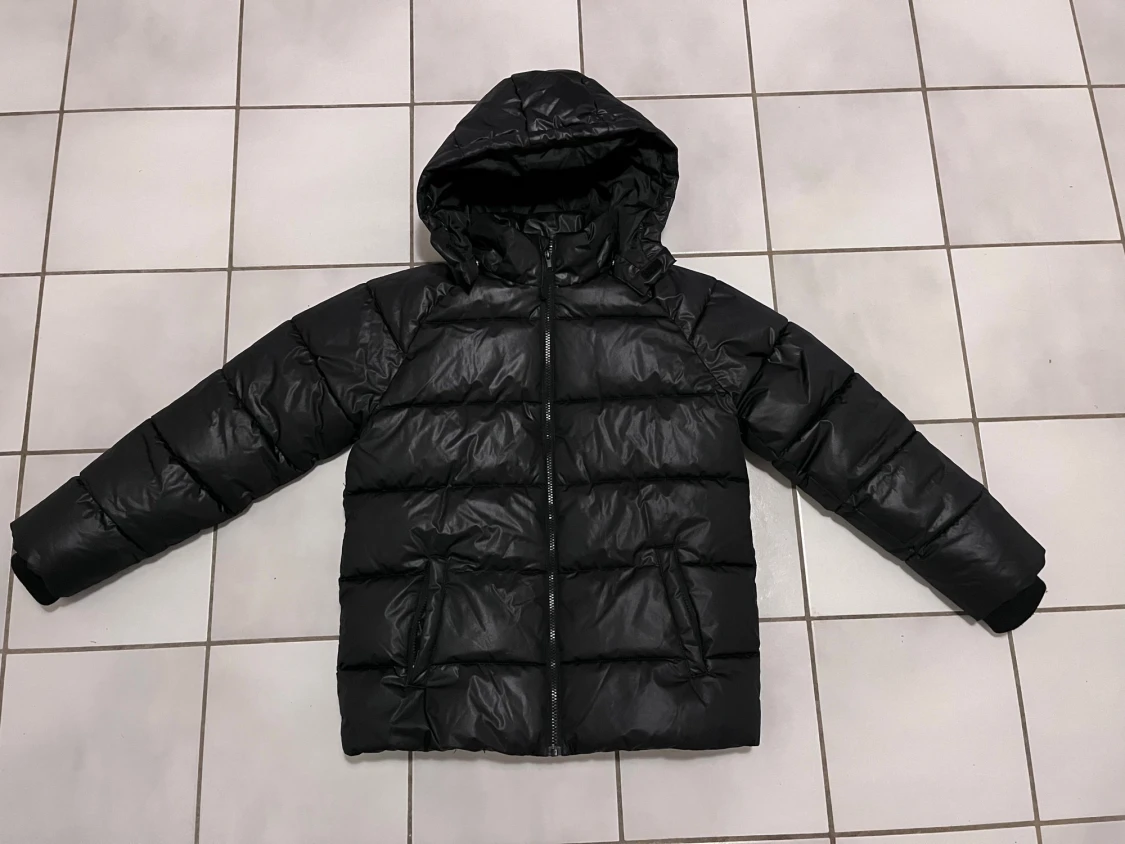 Svart pufferjacka med huva strl 158