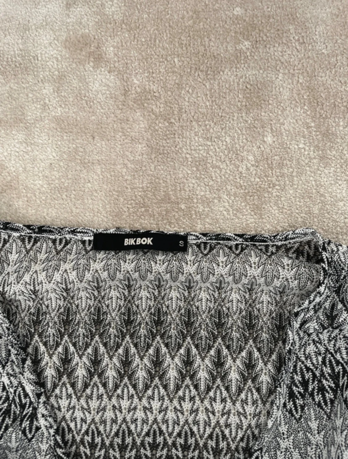 Svartvit omlottopp från Bik Bok - 1