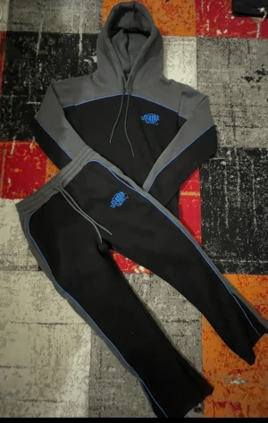 Syns world tracksuit - Helt ny syna world tracksuit köpt från london 2 veckor sen. Tyvärr inget kvitto fast har etiketten kvar. Pris kan diskuteras!!
