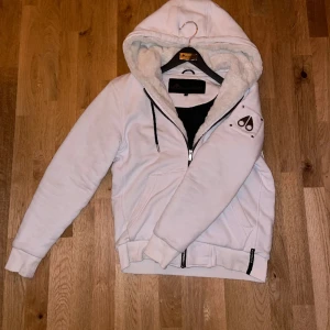 Mosse knuckle bunny  - Säljer en sparsamt använd Moose Knuckles Bunny i vitt, perfekt för att hålla dig varm och stilig i vinter!