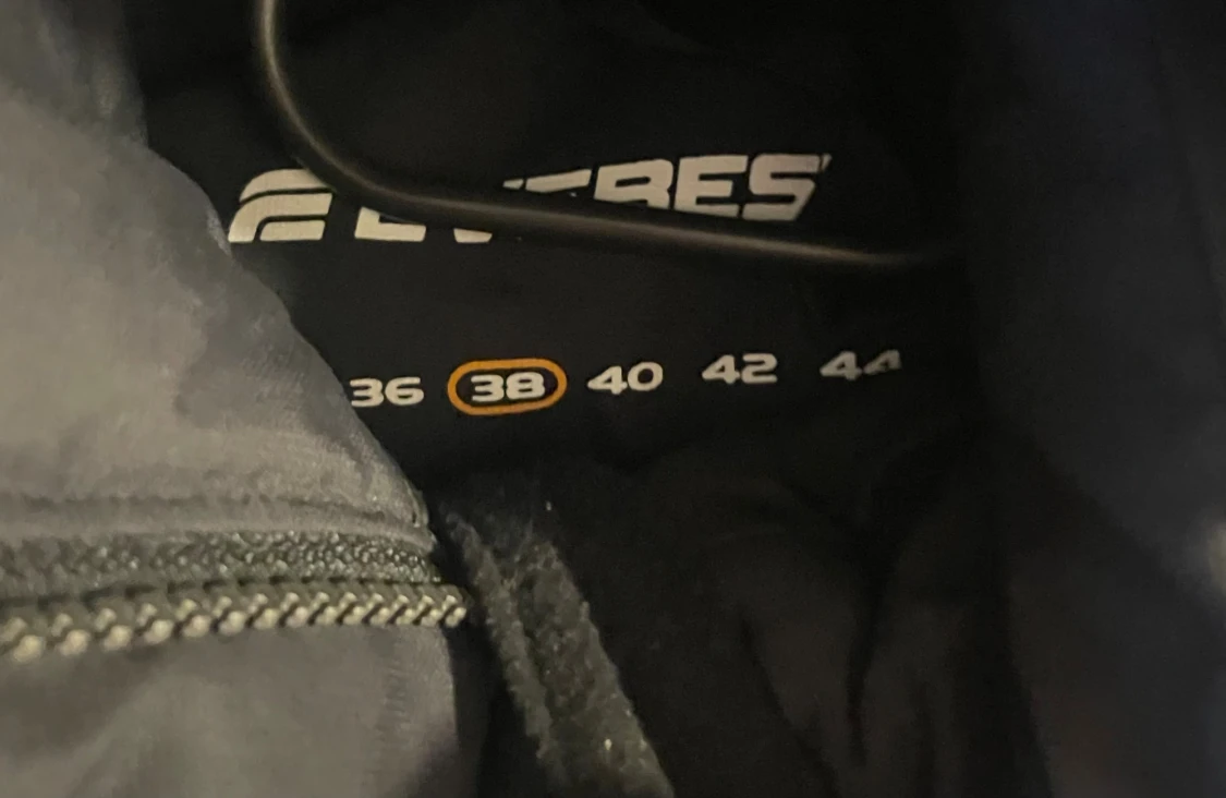 Svart dunväst med huva från Everest - 4