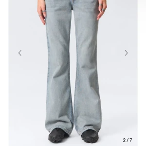 Ljusblå bootcut jeans  - Jättesnygga jeans från weekday stl 31/14. Säljer för dom var försmå. Nya med prislapp.                       Nypris 590