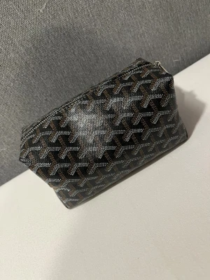 Mini väska  - Riktigt fräsh och aldrig använd. Den har bara stått på min hylla så därför säljer jag den vidare. Vid frågor är det bara att slå ett pling💪🏻