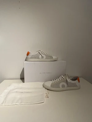 Intressekontroll Oliver cabell - Gör en intressekontroll på dessa feta oliver Cabell low 1 skor i färgen mango.  Skicket är 10/10. Dustbag och låda ingår självklart. Detta är alltså en intressekontroll, inte säker om de ska säljas än men vill se intresset. Bara att höra av sig vid frågor. Detta är ett par limiterade skor som är svåra att få tag på.