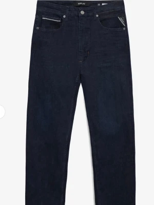 Replay Grover jeans straight fit mörkblå - Säljer ett par Replay Grover jeans i straight fit med mörkblå tvätt och klassiska kontrastsömmar. Jeansen har fem fickor och tydlig Replay-logga i linningen. Perfekta för dig som gillar en clean och tidlös look.