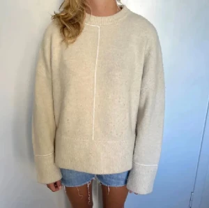 beige zara tröja - så snygg och trendig från zara 🫰noppig men kan tas bort enkelt med en noppbortagare