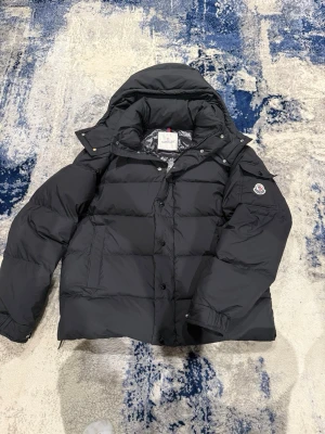 Moncler Vezere S - Tja! Säljer denna as feta Moncler Vezere jackan i nyskick. Jackan är aldrig använd. Inget kvitto finns! Storlek 2 (S), han på bild är 185cm, 75kg. Hör av er vid funderingar!