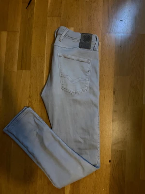 Replay Anbass jeans  - Snygga Replay Hyperflex Anbass jeans i ljusgrå färg med klassisk femficksdesign och raka ben. Stretchigt material för extra komfort och passform. Diskret Replay-logga på bakfickan och patch vid midjan.