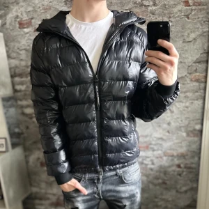 Peak Performance Jacka - Mycket fint skick, inga defekter. Storlek M  passar dig som är mellan 175-185cm ungefär. Nypris ca 2000kr. Modellen är 185 cm, 79 kg. Passar bra nu till vintern. Skriv för mer information!🤝