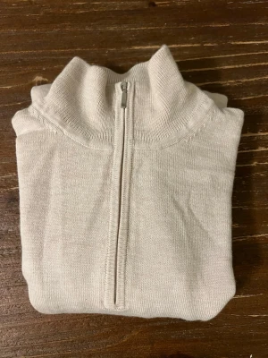 Suit Supply overshirt strl M - Beige suitsupply overshirt i strl M, har ett litet hål och även en fläck (går säkerligen bort i tvätten)                  Nypris: 1200.                                                                          Mitt pris: 175