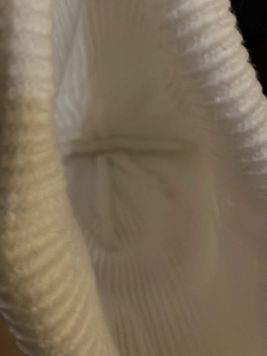 Vit ribbad mössa med hjärtdetalj - 2