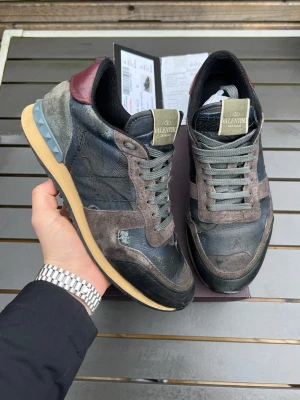 Valentino rockrunners  - Sjukt snygga rockrunners ! Size 41-42! Skick 6/10. Box, kort, kvitto ingår! Nypris ca 7200kr! Självklart äkta! Perfekta vinterskor! Hör av dig vid minsta fundering 🤩