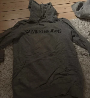 Calvin Klein tröja  - Calvin Klein tröja som är grå och väldigt fin, knappt använd.