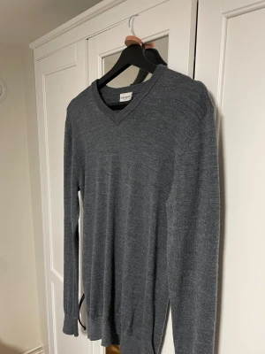 John Henric merinoull tröja  - Hej, säljer en schysst merinoull tröja från John Henric, storlek S. Tröjan är en äldre kollektion men i gott skick!. Skriv gärna vid frågor eller funderingar!🙌🙌