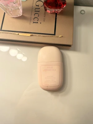 Kylie Cosmetics Skin Tint Foundation 3.5W - Foundation från Kylie Cosmetics i nyansen 3.5W. Kommer i en snygg, ljusbeige oval plastflaska med skruvlock. Produkten är en skin tint med blurring effekt, vegansk formula och lätt konsistens som ger en naturlig finish. Perfekt för dig som gillar en fräsch och enkel look.