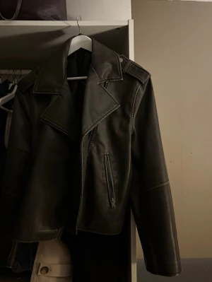 skinnjacka med dragkedja - Skinnjacka från gina. Endast testad🩶