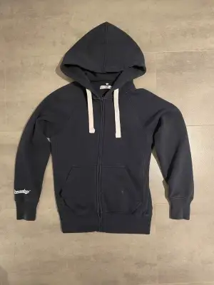 Mörkblå hoodie från russemerch i storlek S, nästan oanvänd dock en lite fläck som kanske går bort om man tvättar.
