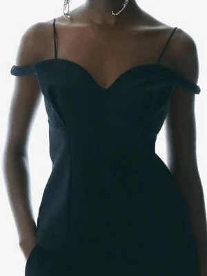 Off shoulder topp - Säljer denna superfina topp från hm då den aldrig används! Passar perfekt till nyår eller fest 🌟Köpt för ca 400, prislappar kvar