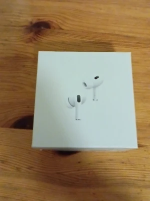 AirPods Pro (2nd generation) with MagSafe Charging Case - Säljer ett par Apple AirPods Pro (2nd generation) med MagSafe-laddningsetui. Produkten är i originalförpackning med tillhörande manualer. Perfekt för trådlös musik och samtal med aktiv brusreducering. Förpackningen ser ut att vara i mycket gott skick. Det är oanvänd men en öron bytes Plupp saknas