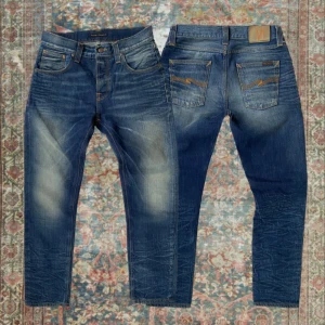Nudie Jeans Sharp Bengt - Sjukt schyssta Nudie jeans i modellen Sharp Bengt i mycket fint skick ✌️ Storlek 29/32 med en loose / regular fit, A:39 cm B: 105xm, skriv vid minsta lilla fråga eller fundering 🙌 