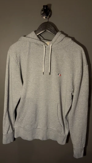 Maison kitsuné hoodie  - Som vanligt as snyggt plagg, men växt ur den och behöver därmed sälja den pronto nu inför julen också! Kom med frågor 