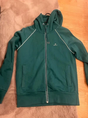 GANT KOFTA HERR - Säljer mik speciella färg gant kofta grön. Storlek M. Äkta